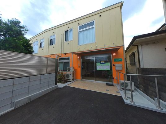 明るい外観の建物入口