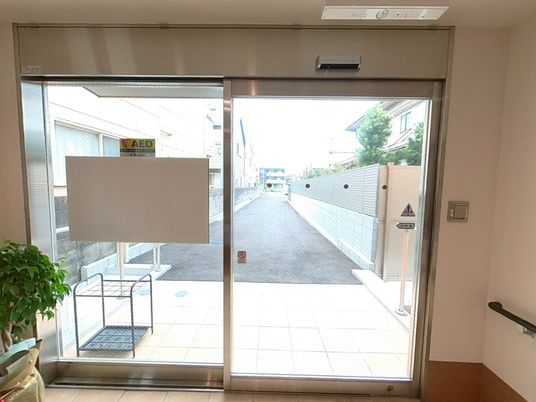 明るいエントランスの風景