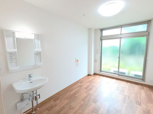 清潔な洗面台付き居室