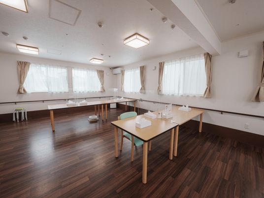 明るい窓辺の部屋