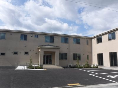 新築そうな明るい建物外観