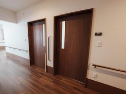 木の扉が並ぶ廊下