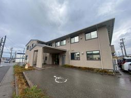 シンプルな外観の建物