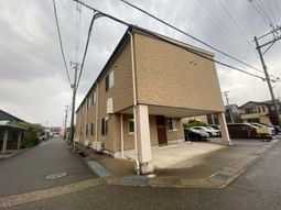 落ち着いた外観の建物