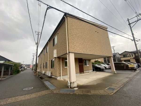 落ち着いた外観の建物