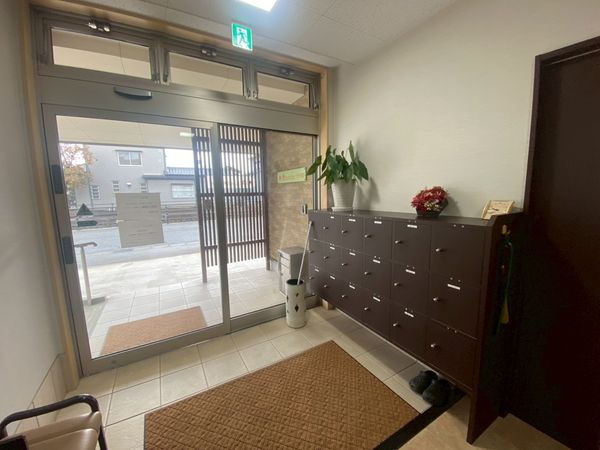 自然光が入るエントランス