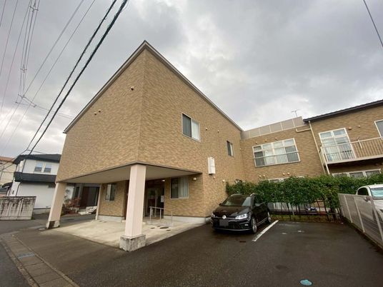 広々とした施設の外観
