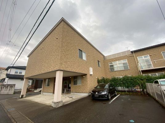 広々とした施設の外観