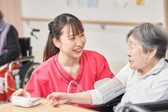 笑顔の看護師と利用者