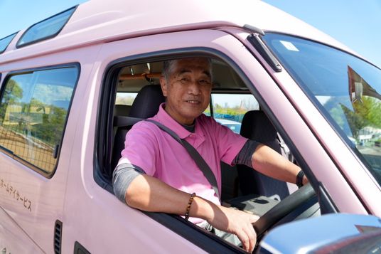 車を運転するスタッフ