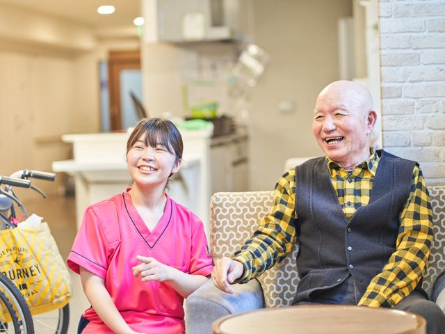 笑顔のスタッフと男性の居室 居室 空間でスタッフと笑顔で過ごす時間は、心温まるひとときを提供します。