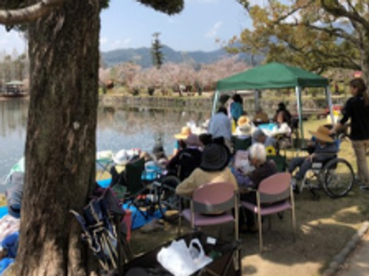 リラックスした集団の様子