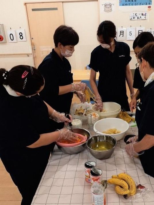 料理活動をする人々