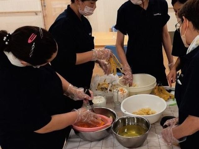 料理活動をする人々 ダイニングルーム 共に料理を楽しむ笑顔が印象的な場所で、日々の食事作りも一緒に体験できます。
