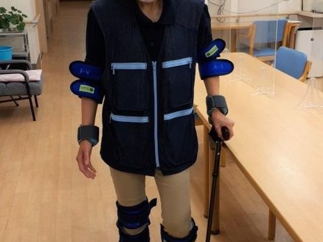 機能訓練室での装具体験 機能訓練室 体を支えるための様々な装具を実際に装着して体験できる設備が整っています。安心して日々の生活を送れる環境をご提供します。