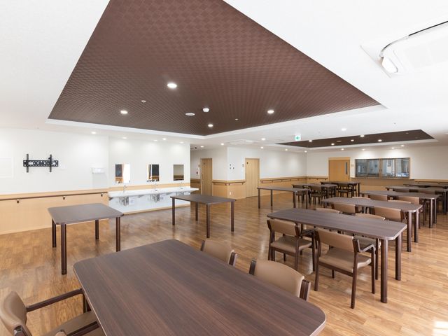 広々とした明るい食堂 食堂 広々とした食堂では、ゆったりと食事や会話を楽しむ姿が想像できます。清潔感のある空間で日々の食事が一層楽しみになりますね。