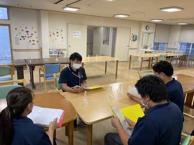 スタッフが会議する様子