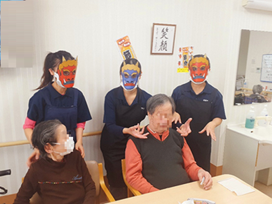 笑顔で集う居室の様子