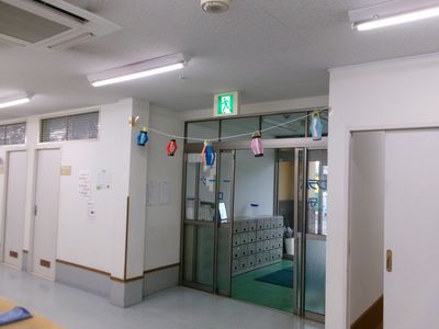 明るい共有スペース入口