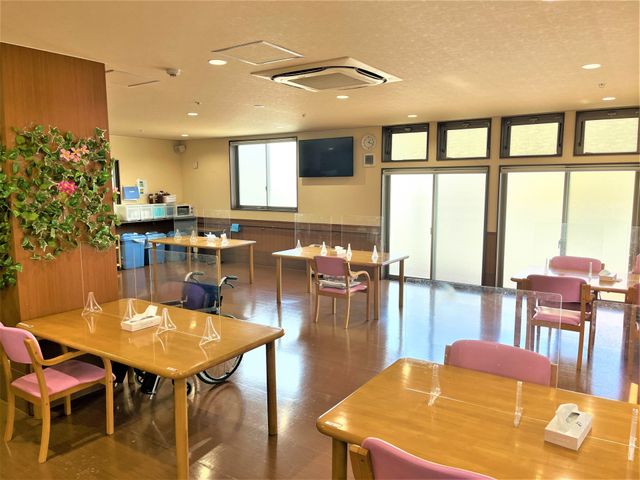 居心地の良い食堂 食堂 ゆったりとした食堂では、明るく開放的な雰囲気の中で、お食事や交流をお楽しみいただけます。