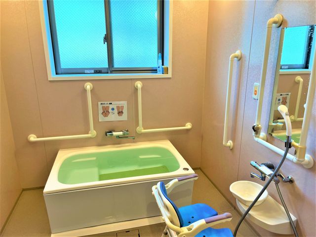 ゆったりとした浴室 浴室 手すり付きで安全な浴室です。入浴の際にも安心してご利用いただけます。