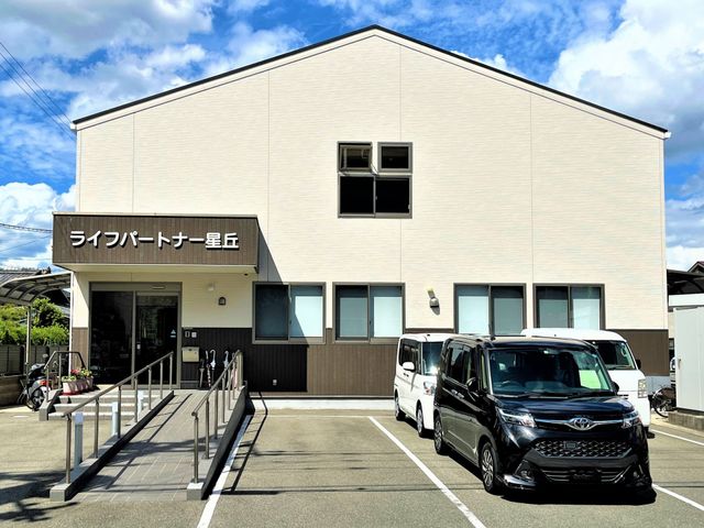 エントランスの明るい外観 外観 清潔感あふれるエントランスが迎える施設です。手すり付きの階段で安全にアクセスできます。
