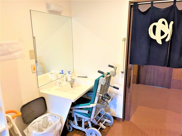 白い手洗い場所 洗面台 車椅子対応の広々とした洗面スペースです。清潔感溢れる環境で快適にお使いいただけます。