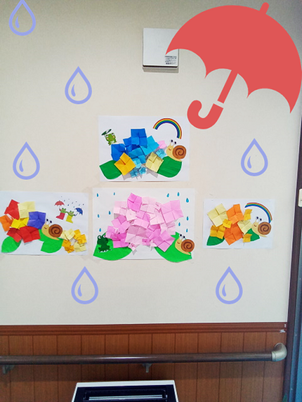 壁に飾られた作品集