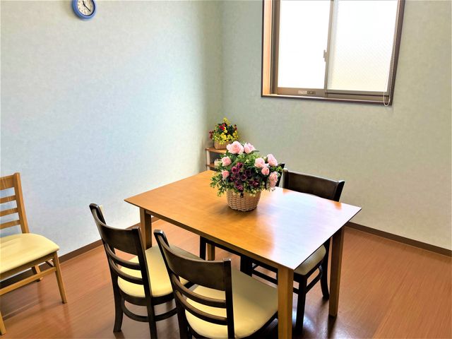 居心地の良い居室 居室 たくさんの光が差し込む落ち着いた雰囲気のお部屋です。お花を飾ったテーブルが明るい印象を与えています。