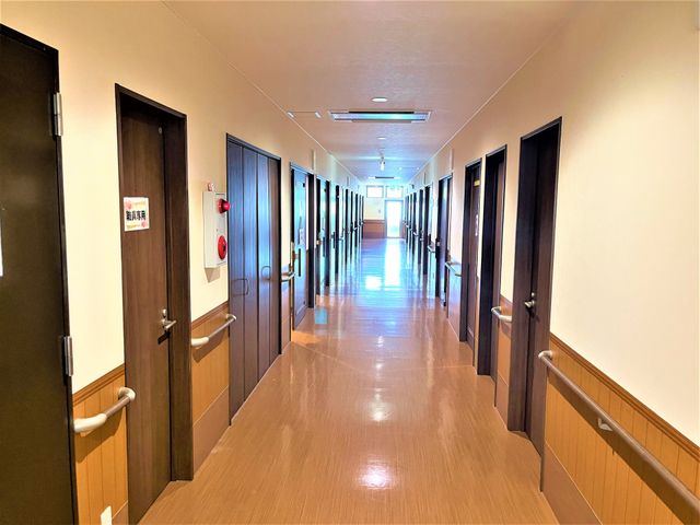 廊下の明るい様子 廊下 ゆったりとした廊下は、清潔感があり明るい照明が安心感を与えます。手すりも設置され、移動がしやすい設計となっています。