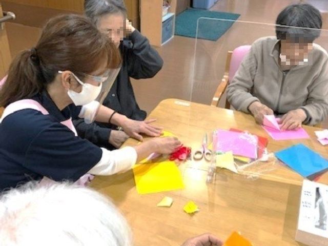手芸活動を楽しむ居室 居室 明るい居室で、利用者が手芸に取り組んでいる様子です。共有の趣味を通じて、心豊かな暮らしをサポートします。