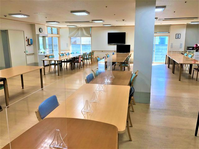 明るい空間の食堂 ダイニングルーム ゆとりある広々とした食堂は、窓から自然光が差し込み、明るく気持ちの良い食事時間を提供します。