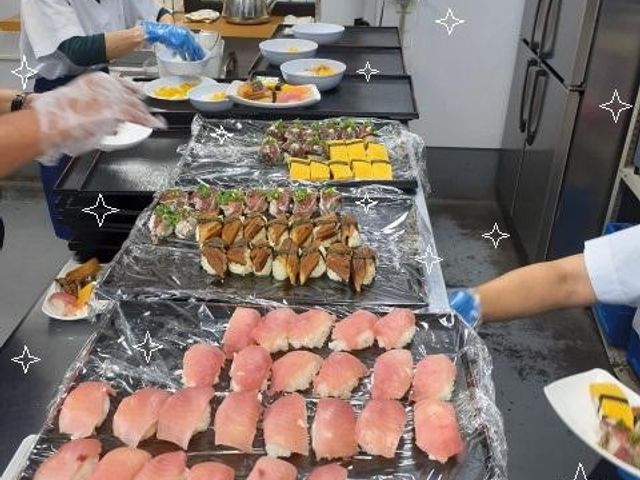 手作り料理の厨房 キッチン スタッフが腕を振るった手作りの料理を並べ、心温まる食事のひとときを提供しています。