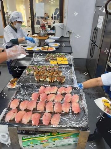 手作り料理の厨房 キッチン スタッフが腕を振るった手作りの料理を並べ、心温まる食事のひとときを提供しています。