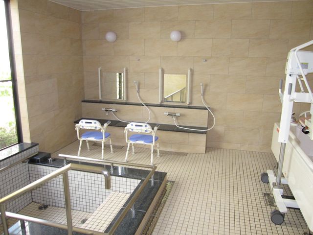 ゆったりとした浴室 浴室 手すりや椅子が備え付けられた清潔感のある浴室です。快適な入浴時間をサポートします。