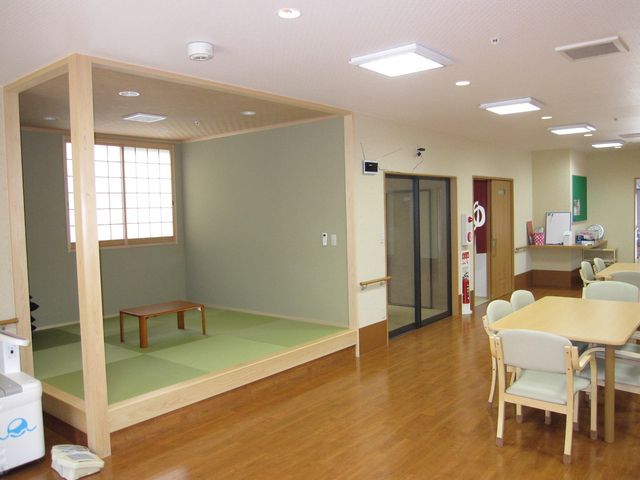 和風の休憩スペース 和室 落ち着いた雰囲気の和室があり、静かに寛ぐことができる空間です。座卓と椅子が配置され、ゆったりとした時間を過ごせます。
