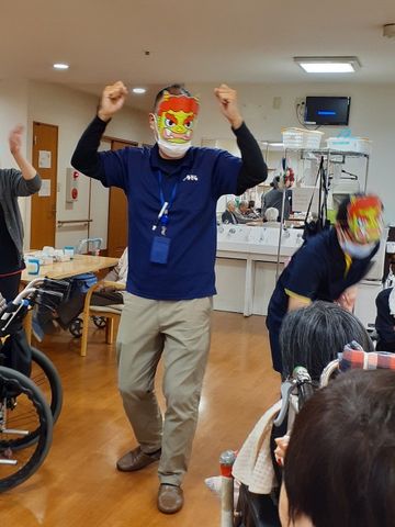 楽しいイベントの様子 多目的室 リズミカルに体を動かすスタッフの姿が、日々の活動の一コマを伝えます。この空間での様々なイベントが、皆様をお待ちしております。