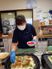 手作り料理を提供する様子