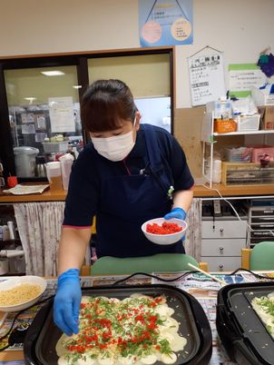 手作り料理を提供する様子