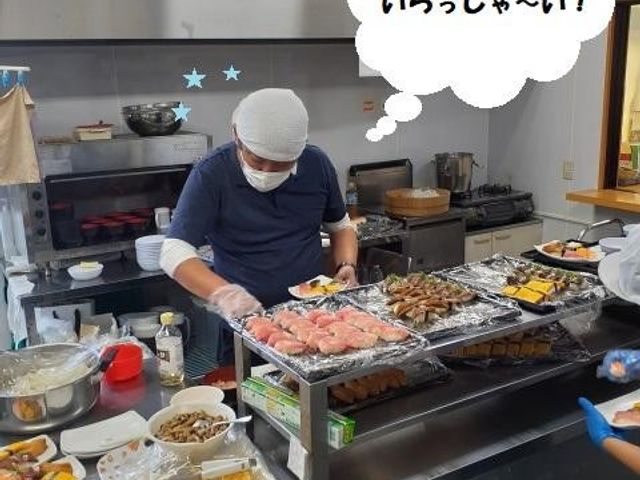 厨房での調理風景 厨房 シェフが腕を振るうキッチンで、彩り豊かな料理が準備されています。安心して美味しい食事が楽しめそうです。