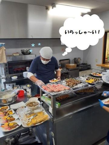 厨房での調理風景 厨房 シェフが腕を振るうキッチンで、彩り豊かな料理が準備されています。安心して美味しい食事が楽しめそうです。