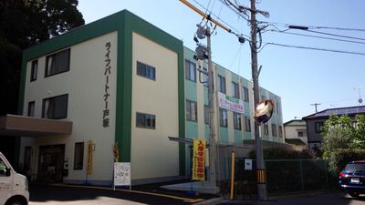 緑色の外壁が目を引く外観