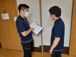スタッフの会話シーン