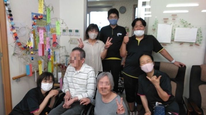 笑顔でポーズを取る人たち エントランス