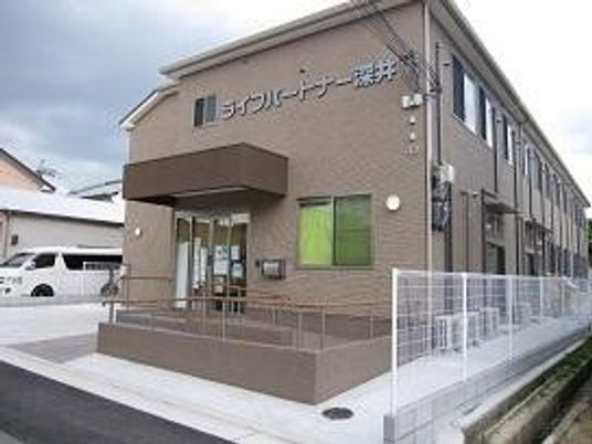 落ち着いた色合いの外観