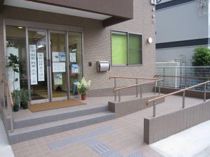 エントランスの明るい風景