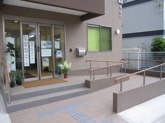 エントランスの明るい風景
