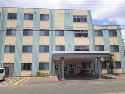 青とベージュの外観