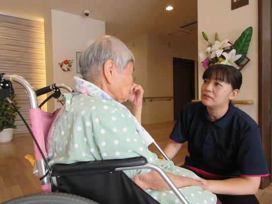 会話するスタッフと利用者