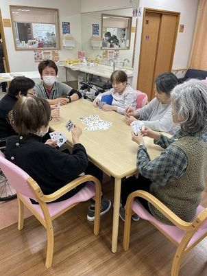 和やかなカードゲームの様子